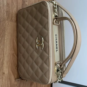 Väska  - Väska från Chanel, fin färg, rymmer mycket, använt max 3 gånger! Obs!! INTE ÄKTA! 