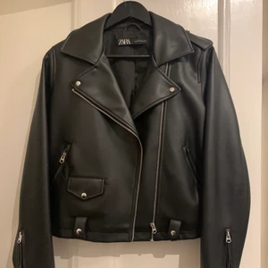 Skinnjacka - Så snygg, knappt använd skinnjacka från zara! L men sitter som en M och passar mig som brukar ha S-M