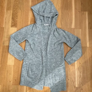 KappAhl - Jag säljer den här gråa koftan💗