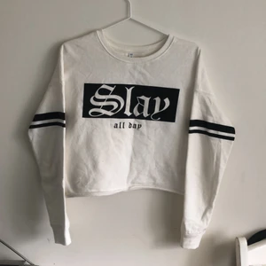 Långärmad vit tröja med tryck. - Långärmad vit tröja med tryck som är lite kortare i längden. Använd gott skick.