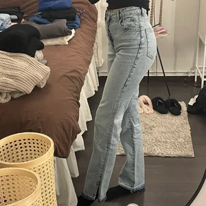 Jeans - Blåa jeans från hm med slits i sidorna och rå fåll. Stängs med knappar. Använda, men superfint skick! 💖 