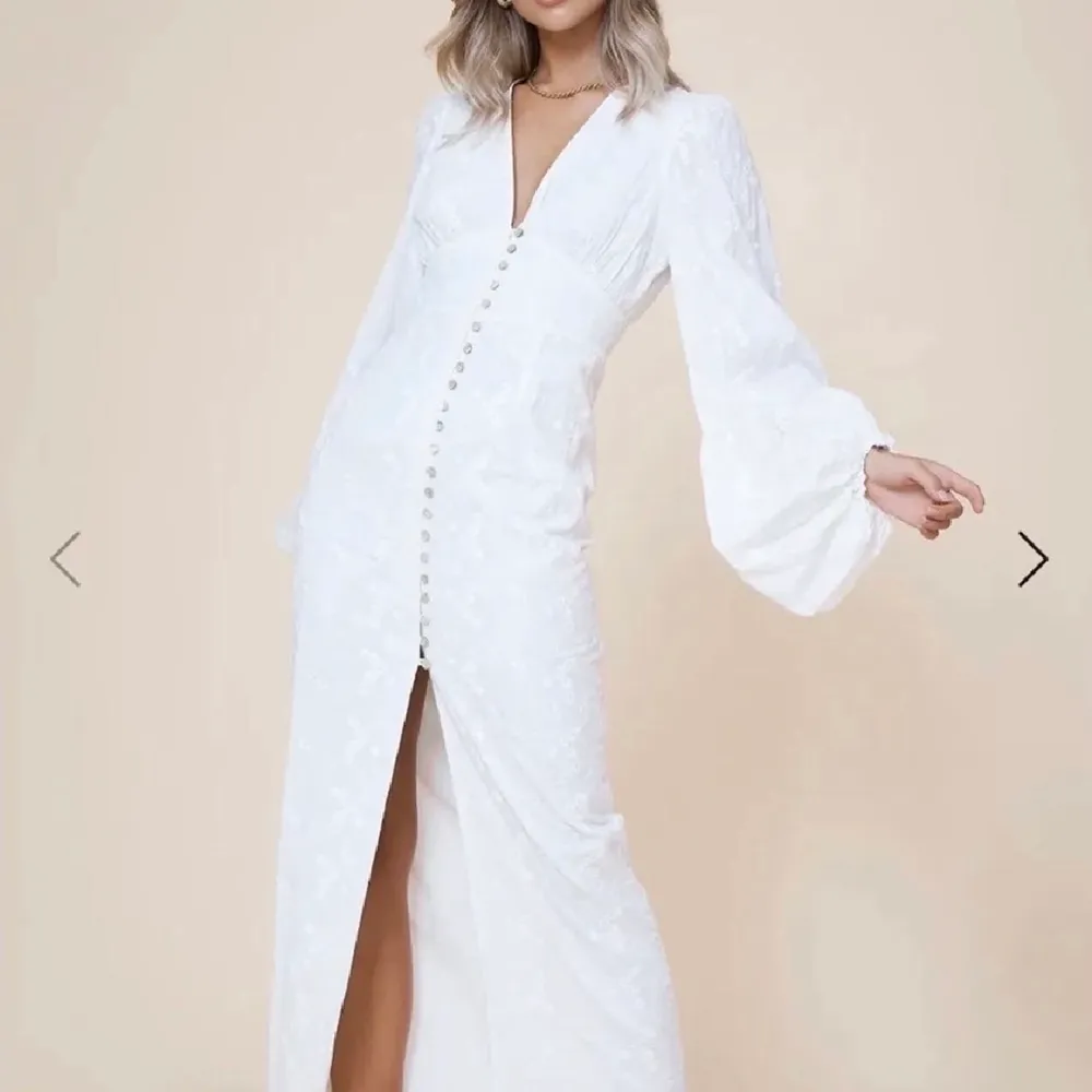 Säljer en helt ny adoore klänning med prislapp på, då den va för liten för mig🥴 Har aldrig använt den utan bara testat en gång. Hör av er om ni är intresserade att köpa den eller om ni är intresserade att byta storlek, då jag vill ha en 38!. Klänningar.