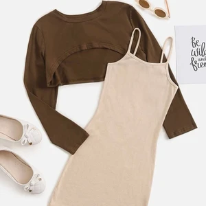 Klänning + kort tröja - Säljer denna klänning på grund av att den aldrig andvänds, bara testad en gång. Klänningen slutar runt knäna och i ganska stretchigt material💗 Köparen betalar frakt