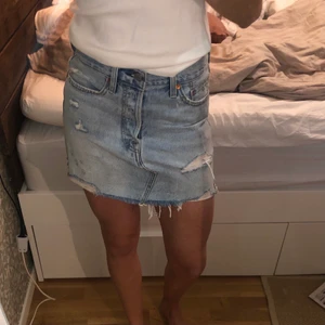 Jeans kjol, Levis  - Super snygg jeans kjol från Levis. Har varit sparsamt använd och därav i mycket gott skick nästintill, som ny! Storlek 28. Fri frakt!