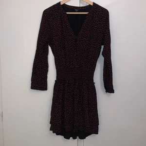 Klänning - Klänning som går in i midjan. Svart med röda hjärtan på