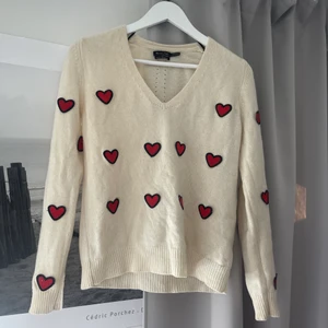 Super söt tröja - Superfin och söt tröja som passar perfekt nu till våren! Den är finstickad med flera små hjärtan❤️ (den är ifrån Massimo dutti) 