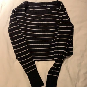 Randig tröja  - Säljer min randig tröja från Lindex, den har fina detaljer på båda sidorna(silver knapar) hör av er vid frågor🤩gott skick! 