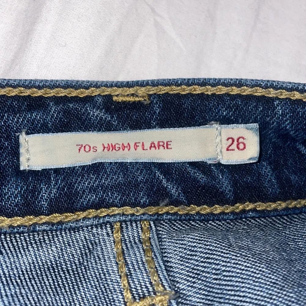 Jätte fina Levis jeans i storlek 26, jag är 175cm och de passar jättebra. Går jätte bra o klippa dom nere så de blir korta😍. Jeans & Byxor.