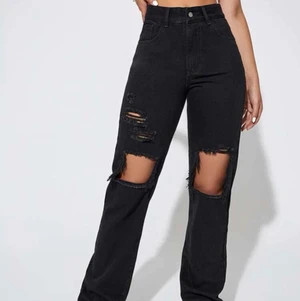 Jeans  - Säljer detta sjukt snygga svara jeans som sitter perfekt, tyvärr inte min stil längre. Köparen står för frakt. Ordinariepriset är 240kr, kom pv för fler bilder 