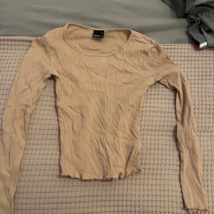 Beige topp ifrån ginatricot  - Beige topp ifrån ginatricot, i mycket gott skick