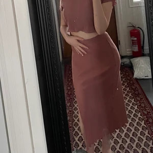 T-shirt och kjol - Ett väldigt fint sett i smuts rosa färg. Super fin på kroppen, och är ganska stretchig. Passar perfekt nu till sommaren. Tröjan är i M och kjolen är i S