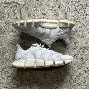 Adidas CLIMACOOL VENTO Skor - Om de inte är slutsålda överallt så brukar de kosta mer än 1000kr vanligtvis. Jag har tagit på mig de två gånger sen fick de sitta o samla damm sen dess.