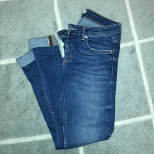 Ginatricot jeans - Denna nästan oanvända jeansen i storlek 29 säljer jag pga storleken inte passar mig. Endast använt 2-3 gånger max. Köparen står för frakten