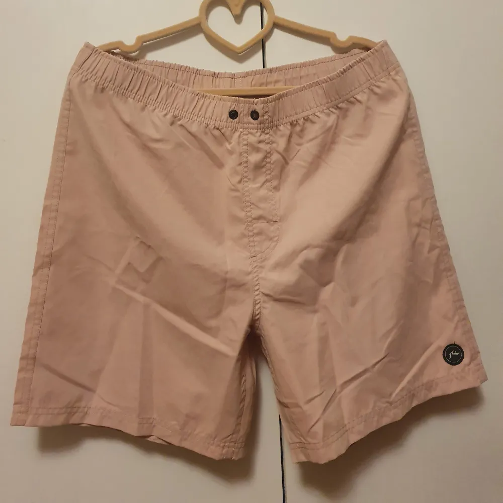 Rosa träningsshorts i storlek 34/S från Rusty. Helt oanvända. Frakten ingår i priset.. Jeans & Byxor.