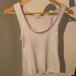 ett vitt linne  - vitt linne som aldrig använt !