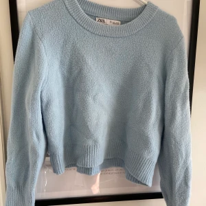 Blå stickad tröja  - Säljer min blåa stickade , lite croppad tröja från Zara. Säljer pga att jag inte andvänder längre.