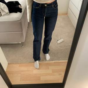 Zara jeans , storlek 36 men passar mig som vanligtvis har 38 på deras jeans, långa i benen, har flera knappar där man knäpper dom 