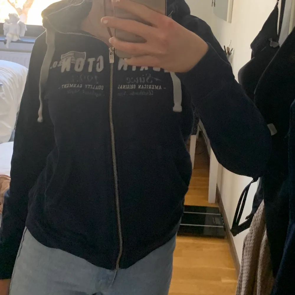 En snygg och varm kofta/ hoodie med zipper. Luvan är  rätt stor och mysig. lexinton hoodien är i marinblå och är tyvärr lite för stor för mig. Ord prins: 1200kr . Tröjor & Koftor.