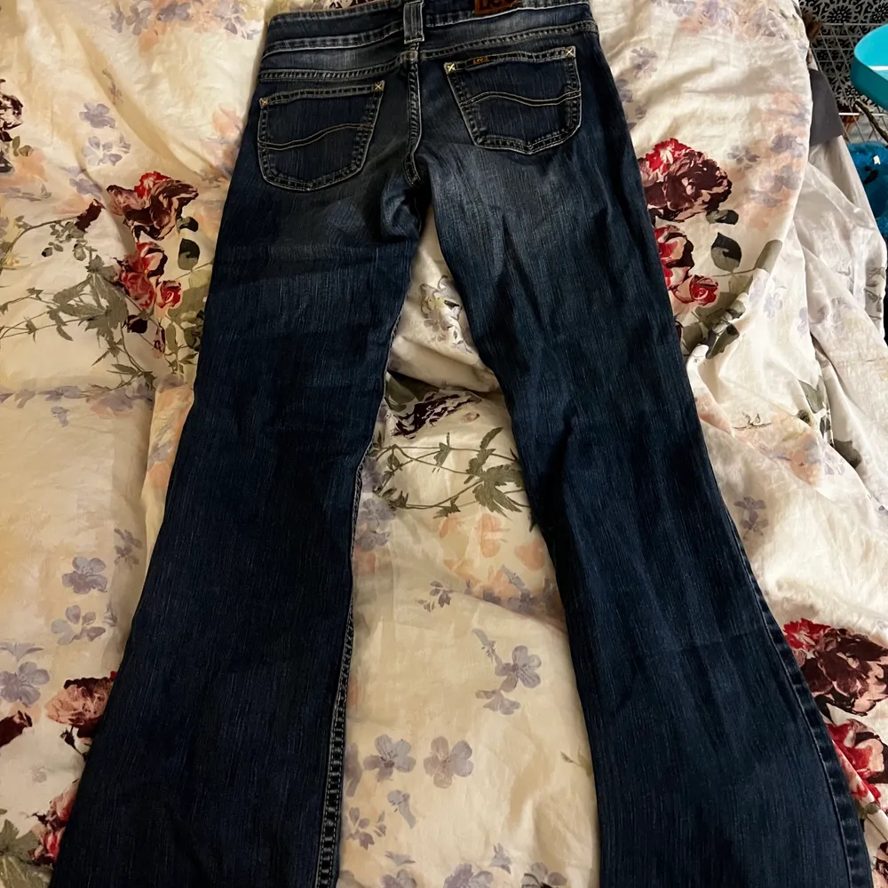 Jätte fina Lee jeans som är lågmidjade ,står ingen storlek men skulle säga att dem passar en xs .🥰. Jeans & Byxor.