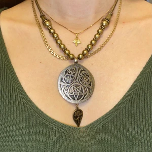 Stort halsband - Halsband i keltisk stil, guldfärgat! Frakten ingår i priset