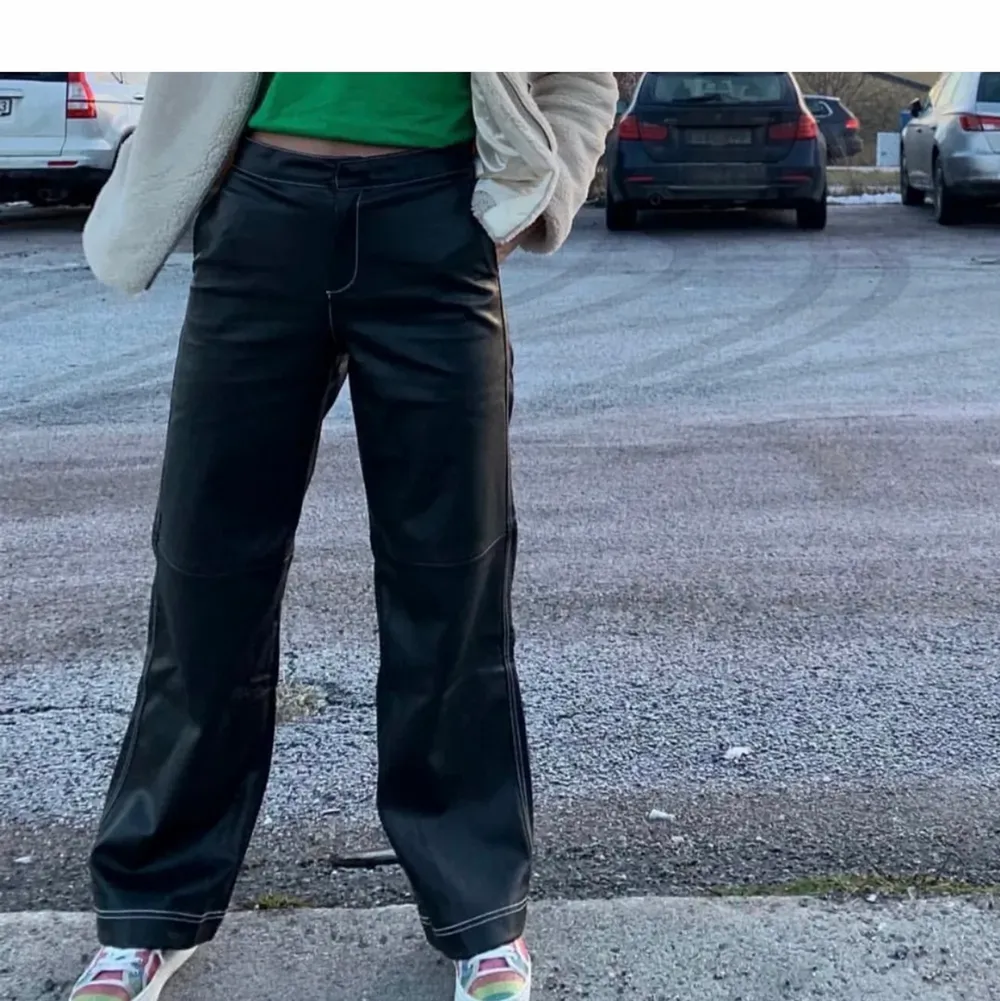 Lånad första bild, men säljer exakt likadana byxor från zara som ej går att köpa längre. Har vita sömmar på fickor osv. Skriv privat för fler bilder. Jeans & Byxor.