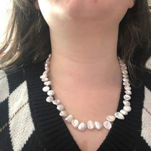 halsband med vita ”pärlor”, aldrig använt! (priset inkluderar frakt)