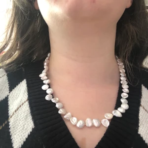 vit ”platta pärlor” halsband - halsband med vita ”pärlor”, aldrig använt! (priset inkluderar frakt)