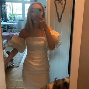 Studentklänning  - Superfin studentklänning med puffärmar. Aldrig använd🤎