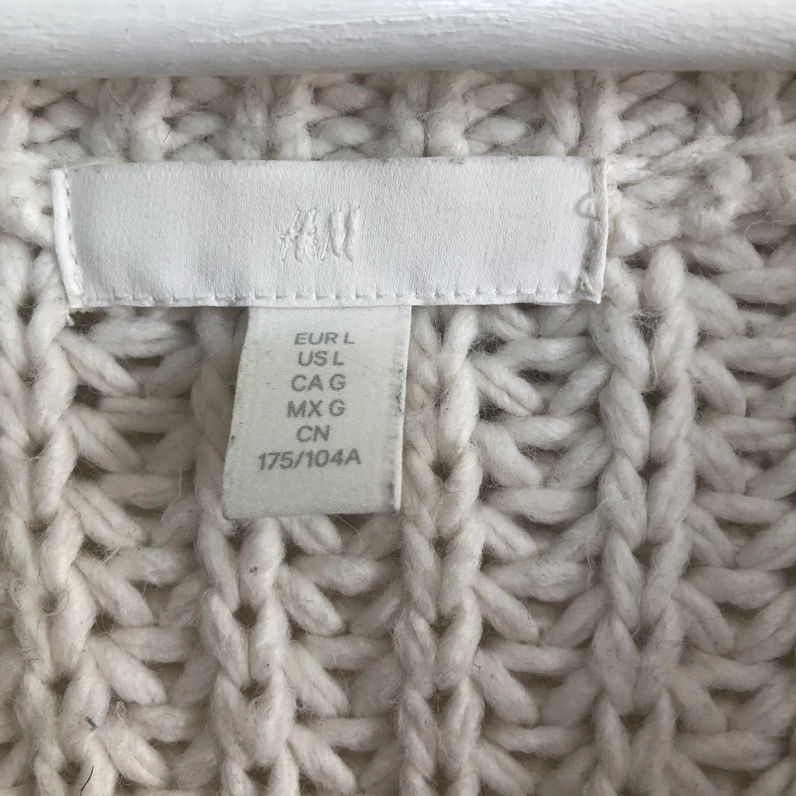 Ribbstickad kofta storlek L  - 90