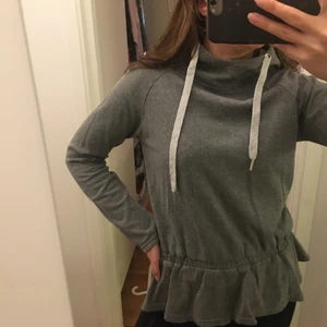 Nelly Hoodie - Hoodie med hög krage från Nelly. Storlek S men aningen liten i storlek.