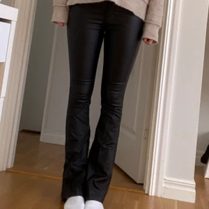 Bootcut jeans - Coola Bootcut jeans med matt skinn imitation. Endast använda 1-2 gånger så jätte bra skick. Jag är ca 170🌸