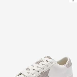 Fina sneakers som är använda ca 4 ggr nyskick alltså. Köparen står för frakten. Säljes pga för stora i storleken. 