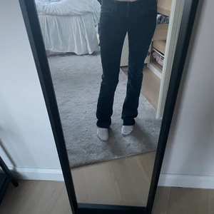 Raka lågmidjade jeans - Säljer mina lågmidjade raka supersnygga jeans som jag köpt på sellpy. Skulle säga att de passar alla storlekar. På mig sitter de ganska bra i längden och jag är ca 170 cm. Hör av er vid intresse🥰🥰