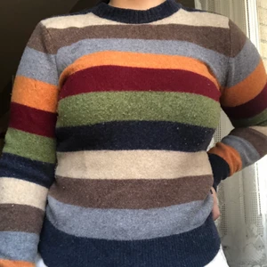 Stickad tröja - Älskar denna randiga stickade tröja med jordnära färger. Den sitter tajt och kroppsnära 🙏🏼