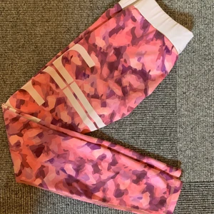 Aimin tränings tights, 140kr+frakt 💞 - Rosa mönstrade tränings tights från märket aimin, det har inte riktigt kommit till andväning för mig därav säljer jag dem nu. Inga slitningar eller defekter, passad stl xs/s💕