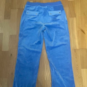 blå juicy byxor - blå juicy byxor som knappt e använda! prislappen kvar 