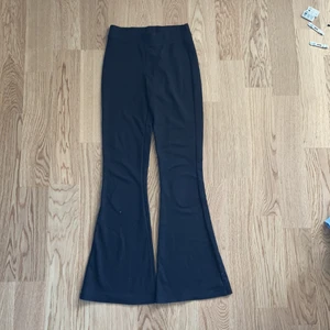 Svarta flair byxor från ginatricot - Svarta flair byxor i storlek xs/s från ginatricot!! Säljer pågrund att dom är för små. 