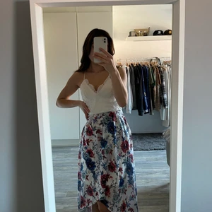 Blommig Långklänning.  - En blommig långklänning. Använt en gång så den är som ny, från bubbleroom. Köpt för 700kr. 