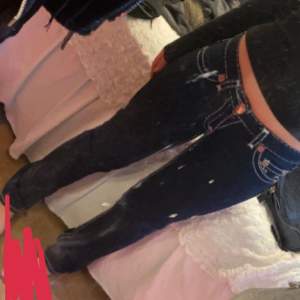 Säljer mina jättefina true religion jeans då de är för små på mig, strl w 27 l 32