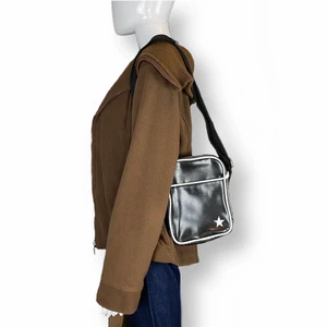 Kofta  - Brun hoodie med midjeband från Jensen Denmark, i fint skick. Lite nopprig runt kragen. Storlek M.   Mått: Axel till axel 48cm, ärmlängd 57cm, armhåla till armhåla 53cm. Fri spårbar frakt. 