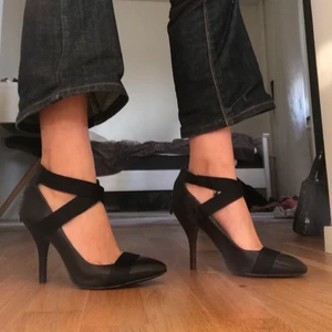 Skor från GUESS storlek 39 - Dessa fantastiska oanvända!!! GUESS skor har inga som helst skador. Skorna är äkta skinn och  i mycket bra skick. Önskar att jag kunde använda dem men klackskorna är för små för mig. Originalpris ungefär 1200kr