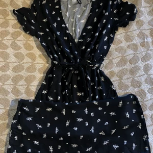 Somrig klänning från hm - Blommig klänning från hm i strl 36/s. Klänning hade slits men jag sydde in dem. Den slutar strax efter knäna. Den har ett band runt midjan där man kan justera till sin form. Skriv om ni har frågor. Obs hittar ej klänningen just nu men letar 