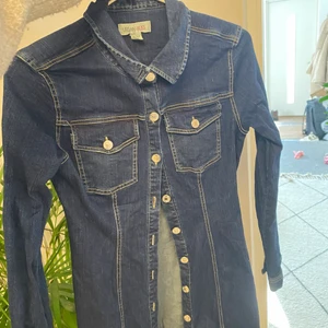 Jeansklänning i strl 36 - Jeansklänning. Sitter väldigt fint på och håller en fin form, strechigt tyg.