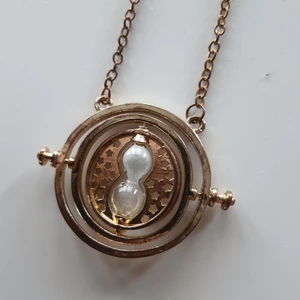harry potter time turner halsband - hermonies time turner-halsband från harry potter! halsbandets delar kan rotera och det är i fint skick förutom att en del av spännet är trasigt. detta är dock fixat med en enkel säkerhetsnål och det funkar jättebra, om man vill sätta dit något finare kan man självklart göra det <33 dm för fler bilder/frågor!! 💗💖🎀 
