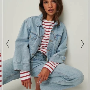 Långärmad tröja från NA-KD - Säljer denna randiga tröja från NA-KD. Är som ny då den endas är använd ett fåtal gånger! Köparen står för frakten.