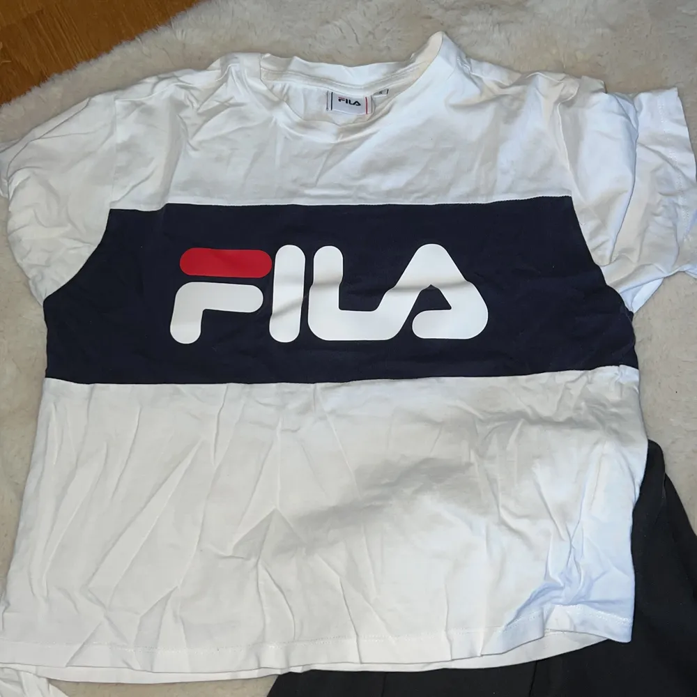 Fila T-shirt från sportshopen. Köptes för 200 kr. Storlek S.. T-shirts.