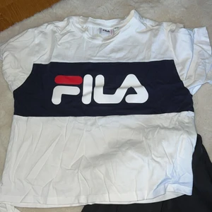 Fila T-shirt  - Fila T-shirt från sportshopen. Köptes för 200 kr. Storlek S.