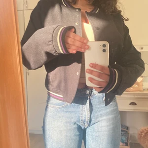 Kofta Strl M - Orginal storleken är M men skulle ändå vilja säga att den också passar in på S. I helhet så är den svart men den har 2 vita och lila streck längs händerna och höften. Detta är en jättefin vår jacka som passar med nästan allt. Om man vill att den ska vara lite baggy så bör du i vanliga fall bära XS. Pris kan diskuteras. Hit me up för mer information 🧥! 