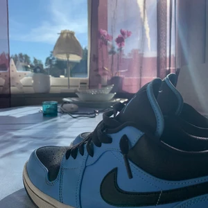 Jordan 1 low - Jordan 1 low university blue! Bra skick och bara använt på sommaren! buda gärna!!
