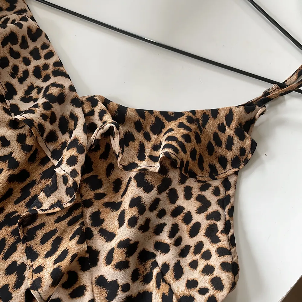 Ett fint linne till sommaren från Gina tricot. Leopardmönster, brunt/svart/beige. Kommer inte till användning längre och är i mycket bra skick. Justerbara band. Stl 36, passar även mindre storlekar. . Toppar.